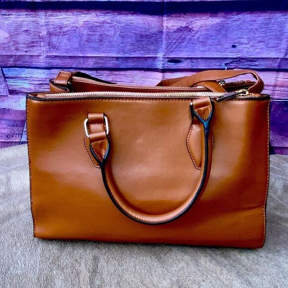 Christian siriano handbag - Gem NWOT Christian Siriano leather saddle bag